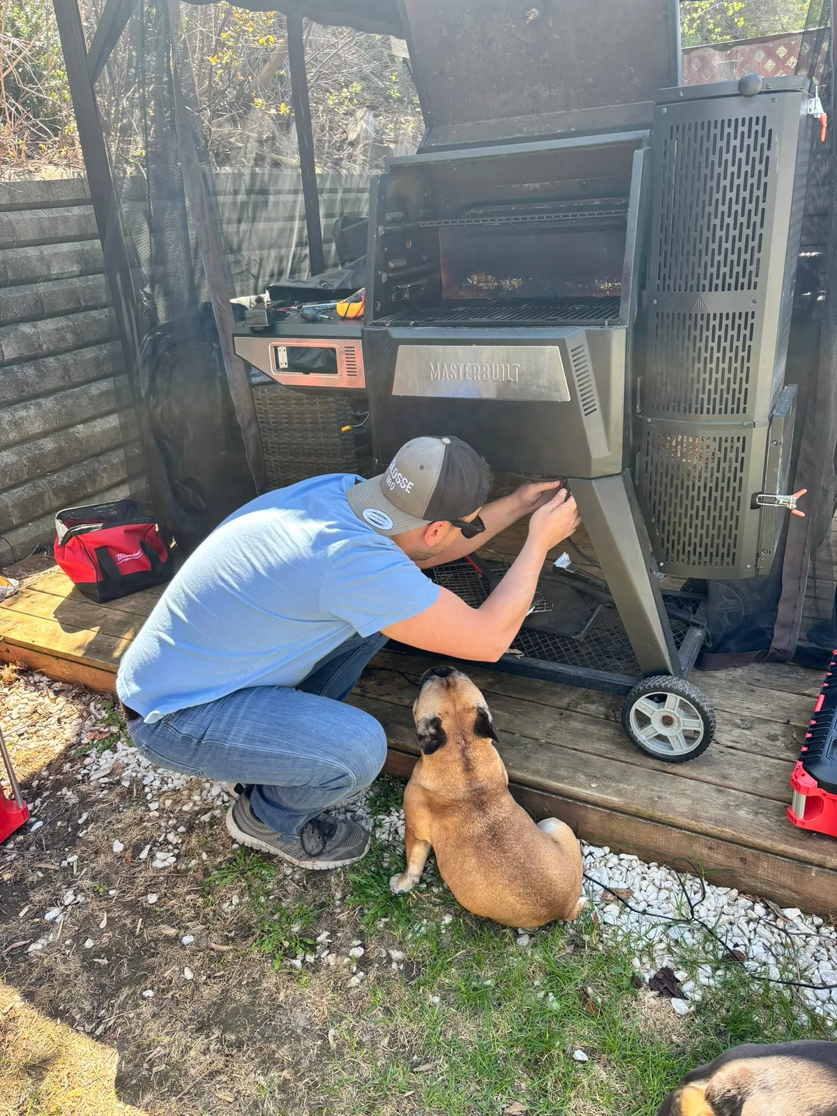 Nicholas, opérateur BBQTECH, en train de réparer un BBQ Masterbuilt chez un client à Gatineau
